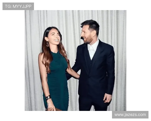 足球明星与路人亲密合照瞬间视频记录引发热议与关注