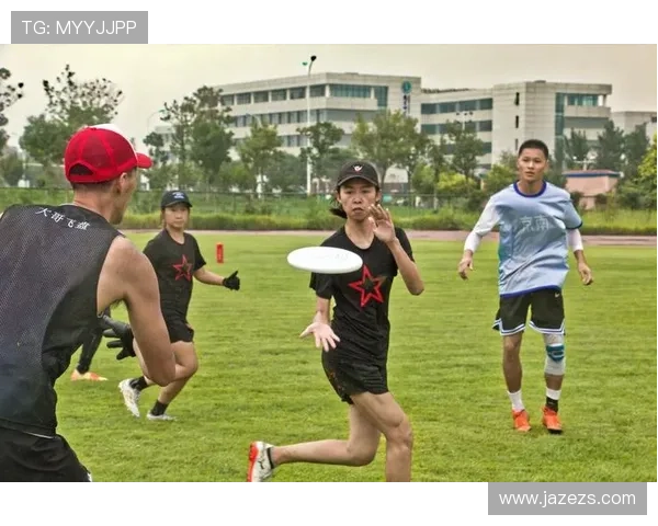 足球明星挑战飞盘运动展现超强技巧与团队默契的精彩瞬间